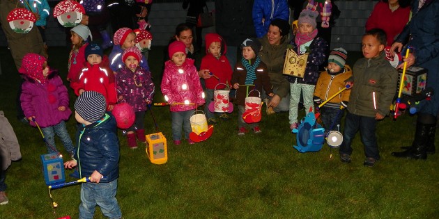 Leuchtende Laternen, strahlende Kinderaugen: Die Kita Wichelburg feierte ihr Laternenfest. Foto: oh