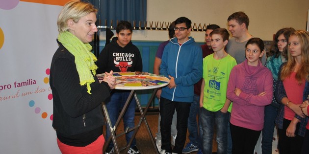 Die Information über die Jugendhilfeeinrichtungen in Lampertheim und im Kreis Bergstraße stand im Mittelpunkt des Projekttages für die 8. Klassen der Realschulen in Lampertheim - so wie hier am Stand von pro familia. Foto: Benjamin Kloos