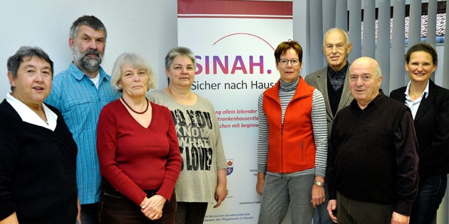 Die ehrenamtlichen SINAH-Begleiter Monika Wohlfart, Michael Mauler, Ulrike Muharemovic, Martina Winter-Mayer, Gisela Mattern, Horst Heck, Manfred Keller und Koordinatorin Marianne Schäfer. Nicht auf dem Bild sind die SINAH-Begleiter Monika Gersdorf, Jutta Günther, Birgit Rechner und Hannelore Goerz (v.l.). Foto: oh