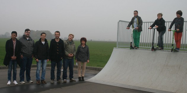 Der neue Skatepark kommt bei den Nutzern sehr gut an. Bürgermeisterin Barbara Schader dankte dem Jugendrat für die gute Arbeit und lobte das große Engagement. Von links: Wirawat Kunak, Lukas Eberle, Joseph Möller, Michael Pfeifer, Daniel Grein und Barbara Schader. Foto: Eva Wiegand