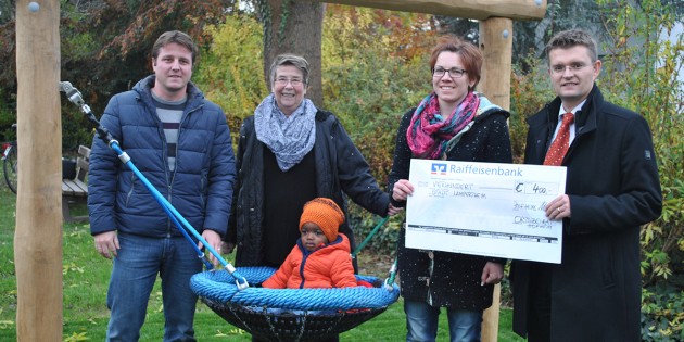 Die kleine Vogelnesetschaukel auf dem Spielplatz „Im Riedgarten" wurde auch dank der Initiative des Ortsbeirates Hofheim ermöglich. Erster Stadtrat Jens Klingler (r.) freut sich über die unerwartete Unterstützung, die im durch Ortsvorsteherin Rita Rose (2.v.l.) und den Ortsbeiratsmitgliedern Heike Hildebrandt (2.v.r.) und Alexander Scholl (l.) übergeben wurde.Foto: Benjamin Kloos