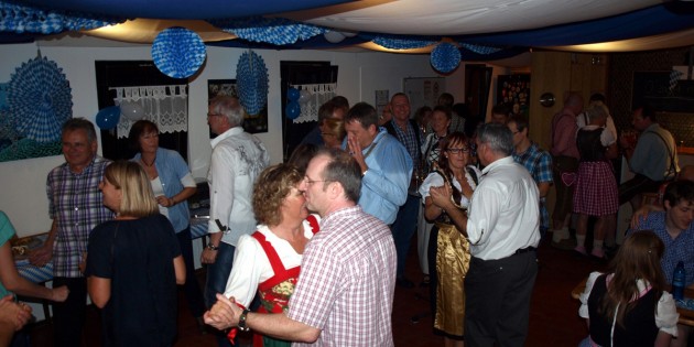 Beste Stimmung garantiert: Beim Oktoberfest des Tauchclubs Lampertheim wurde eifrig getanzt. Foto: oh