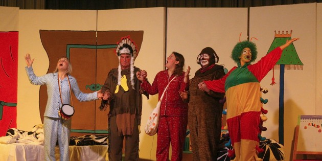 Der erste Akt des Theaterstücks „Das Männlein Mittentzwei“ der Theatergruppe „Kleiner Bär und Company Biblis" entführte das Publikum zunächst in das Kinderzimmer der beiden Schwestern Hanna und Susi. Foto: Manuel Ding