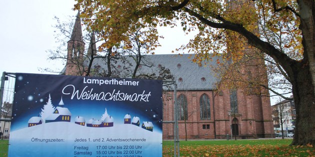 Als erster Vorbote des Weihnachtsmarktes steht bereits ein Ankündigungsplakat auf dem Domplatz. Direkt gegenüber auf dem Europaplatz wird an den ersten beiden Adventswochenenden der Duft von Waffeln und Glühwein locken. Foto: Benjamin Kloos