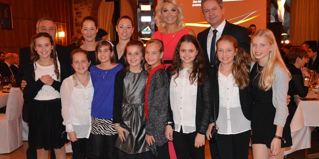 Strahlen mit Franziska van Almsick bei der Verleihung des SportAward um die Wette: Die Tanzgruppe Coco der TG Bobstadt mit Landrat Matthias Wilkes (2. Reihe links) und Sportkreisvorsitzenden Günter Bausewein (2. Reihe links). Foto: oh