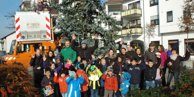 Mit viel Freude konnten die Kinder den Tannenbaum auf dem Ahornplatz in Neuschloß mit selbst gebastelten Weihnachtsdekorationen schmücken. Foto: Sigrid Samson