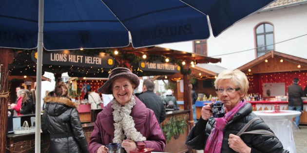 Der 9. Adventsmarkt des Lionsclubs am Wochenende in und an der Notkirche bot ein stimmungsvolles Ambiente für das Aussuchen von Geschenken und zum gemütlichen Genießen.  Foto: Hannelore Nowacki