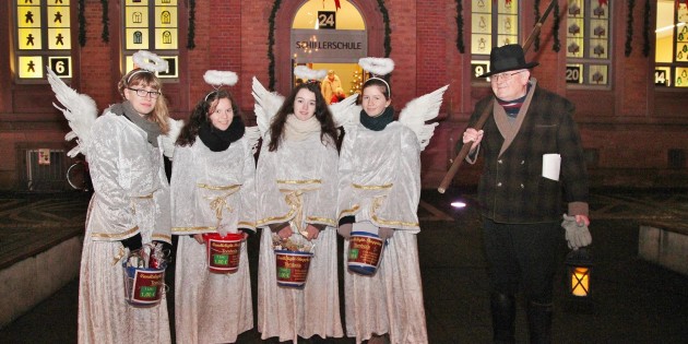 Die Weihnachtsengel und der Nachtwächter sorgten für Freude bei den Besuchern. Foto: Hannelore Nowacki
