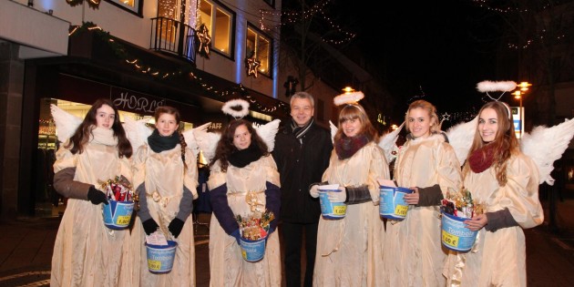 Sorgen während des Candlelight-Shopping für besonderen Glanz: Die Weihnachtsengel, hier mit Bürgermeister Gottfried Störmer. Archivfoto: Hannelore Nowacki
