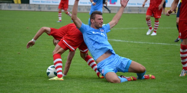 Der Ex-Wormate Markus Müller (blaues Trikot) erzielte zwei Treffer beim Derbysieg des OFC gegen die Wormaten am Dienstagabend. Archivfoto: Steffen Heumann