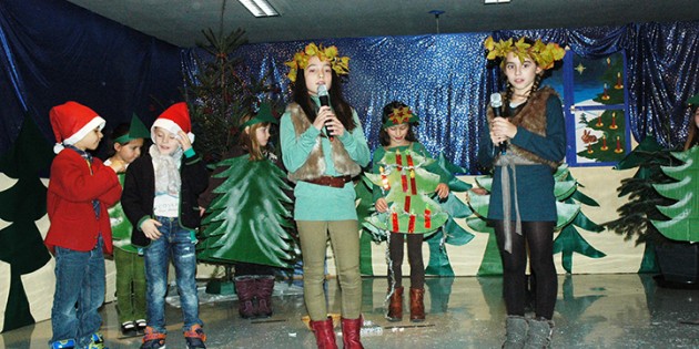 Die jüngsten Schulkinder begeisterten die Gäste im Dorfgemeinschaftshaus mit ihren Theaterstück „Die Weihnachtstanne“. Foto: Sigrid Samson