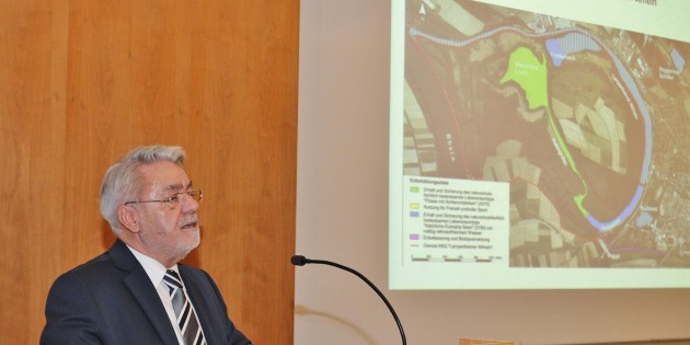 Rudolf Klippel, einer der beiden Sprecher der Initiative zur Rettung des Altrheins, informierte die Veranstaltungsteilnehmer über den Sachstand und die aktuelle Entwicklung. Foto: Hannelore Nowacki