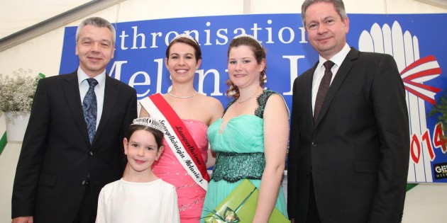 Die Inthronisation der Spargelkönigin findet ab 2015 anlässlich des Spargelfestes statt - bis dahin bleibt Melanie I. (Mitte) im Amt. Archivfoto: Hannelore Nowacki