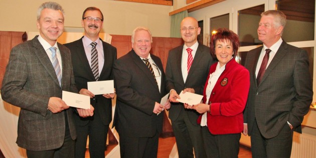 Über die Spenden freuten sich die Bürgermeister Gottfried Störmer (Lampertheim), Felix Kusicka (Biblis), Rainer Bersch (Groß-Rohrheim) und Bürgermeisterin Barbara Schader (Bürstadt). Sparkassenvorsitzender Dr. Marcus Walden (4. von links) überreichte die Spenden, der Wormser Oberbürgermeister Michael Kissel war in seiner Funktion als Vorsitzender des Verwaltungsrates der Sparkasse Worms-Alzey-Ried gekommen. Foto: Hannelore Nowacki