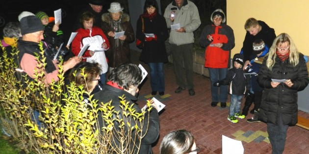 Besinnlich und nachdenklich ging es am Wochenende beim ökumenischen Adventsfenster in Hüttenfeld zu. Foto: ehr