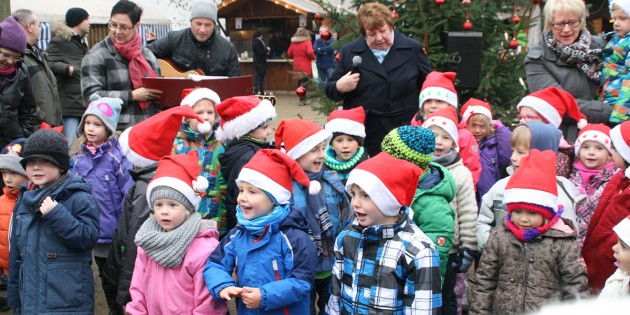 Die Kinder der Evangelischen Kindertagesstätte bezauberte das Publikum mit Weihnachtsliedern. Foto: Eva Wiegand
