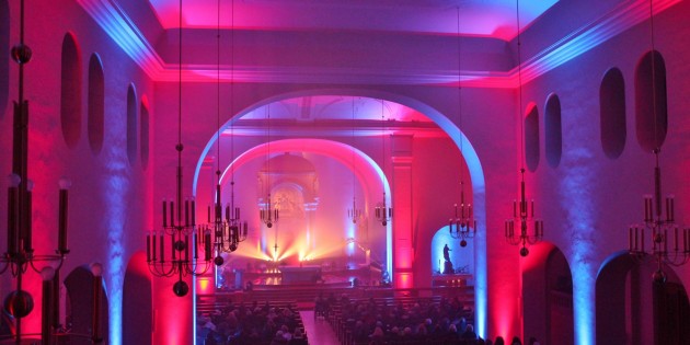 Stimmungsvolle Einkehr mit der Kraft der Farben, Worte und Musik – „Kirche im Licht“ am 10. Dezember. Die Pfarrei St. Michael lädt auch in diesem Jahr wieder zur vorweihnachtlichen Besinnung und anschließendem Adventsmarkt ein. Archivfoto: Hannelore Nowacki