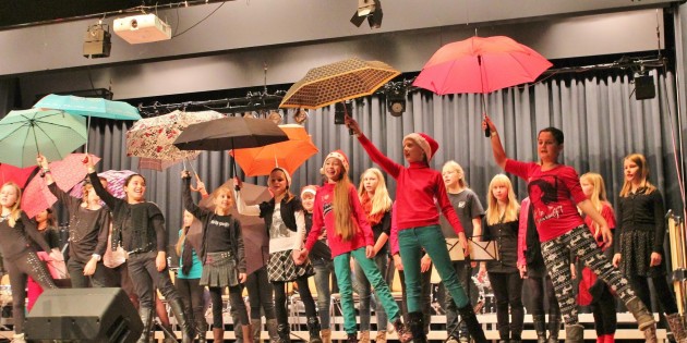 Der Unterstufenchor der Klassen 5 bis 7 begeisterte das Publikum mit seiner Aufführung des Klassikers „Chim-Chimeney“ aus dem Musical „Mary Poppins“. Foto: Hannelore Nowacki