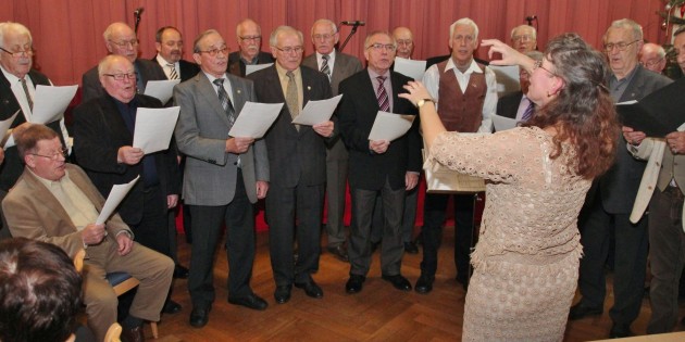 Elisabeth Seidl, seit 25 Jahren Chorleiterin beim MGV 1840, dirigierte bei der Weihnachtsfeier  den Männerchor, den Frauenchor, den Gemischten Chor und den Chor Joyful. Foto: Hannelore Nowacki