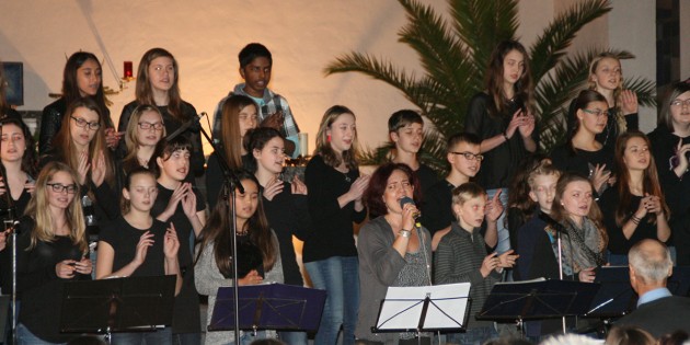 Die Chöre der Erich-Kästner-Schule zeigten beim Adventskonzert ihr Können und wurden dabei von der ehemaligen EKS-Schülerin und P.O.E.T.S Day Sängerin Pamela Fröhlich unterstützt. Foto: Eva Wiegand