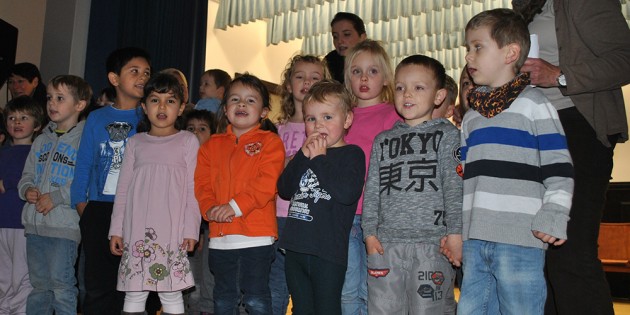 Die Kinder der Kita „Am Graben" begeisterten die Besucher der Adventsfeier der Diakonie in der Lampertheimer Notkirche mit Weihnachtsliedern. Foto: Benjamin Kloos