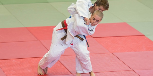 Ian Störmer mit Ippon-Seoi-Nage-Ansatz zum Erfolg. Foto: Stephan Müller