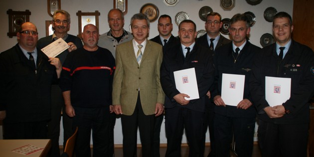 Thomas Fritsch (vordere Reihe dritter von rechts), Raimund Lösch (rechts daneben) und Heiko Seib (außen) wurden mit einer Ehrenamtsprämie für langjähriges Engagement in der Einsatzabteilung geehrt. Der Feuerwehrverein Rosengarten überreichte außerdem eine Spende in Höhe von 250 Euro, die in die Ausrüstung sowie die Jugendarbeit investiert werden soll. Foto: Eva Wiegand