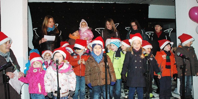 Die Kinder der Kindertagesstätte Neuschloß begeisterten die Gäste mit ihren Liedern auf dem Weihnachtsmarkt. Foto: Sigrid Samson