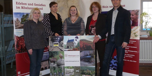 Werden für die touristischen Highlights des NibelungenLandes auf dem ReiseMarkt in Mannheim die Werbetrommel rühren (v.l.): Ute Schollmaier, Madlen Fricke, Mareike Müller, Inge Ludwig und Lars Gölz von der Wirtschaftsregion Bergstraße / Wirtschaftsförderung Bergstraße GmbH. Foto: WFB