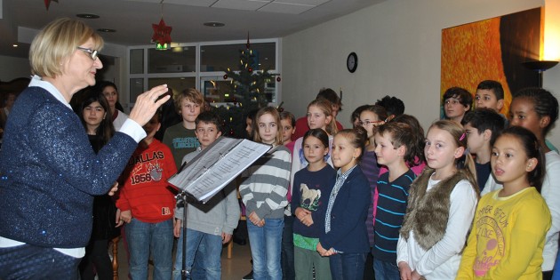 Die Kinder der Klassen 4 a und b der Schillerschule begeisterten die Senioren mit ihrem gesanglichen Können, schönen Liedern und humorvollen Gedichten. Foto: Benjamin Kloos