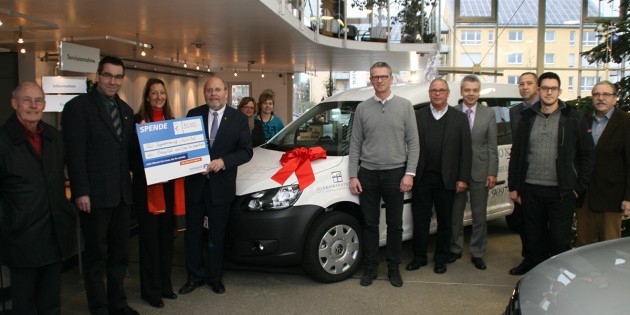 Der Präsident des Lions Clubs (2.v.l.) und Marianna Michels-Junglas (3.v.l.), die Präsidentin des Rotary Clubs, überreichten den neuen, behindertengerechten VW Caddy im Wert von 30.000 Euro an den Vorsitzenden der Diakoniestation Lampertheim, Werner Hahl (4.v.l.). Foto: Eva Wiegand