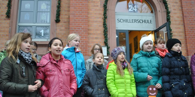 Der Unterstufenchor des LGL unter Leitung von Rosemarie Brumby öffnete am Dienstag das zweite Türchen des Adventskalenders der Schillerschule. Foto: Benjamin Kloos