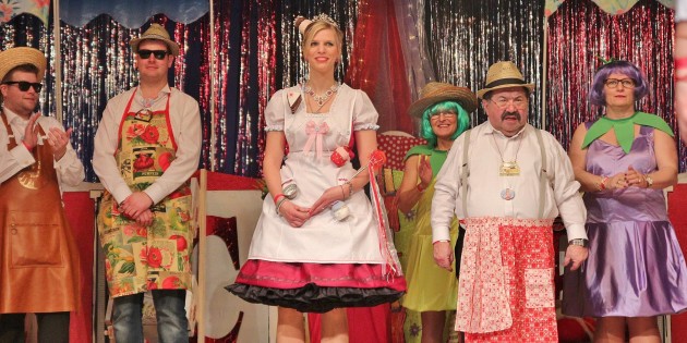 „Das närrische Leben der Marktschreier“ lautet das Motto der Prunksitzung des 1. CC Rot-Weiß Lampertheim - und sowohl die Narren im Saal als auch auf der Bühne hatten passend dazu die richtigen Kostüme gefunden. Foto: Hannelore Nowacki