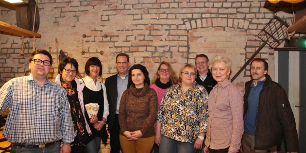 Der Frühjahrsmarktausschuss freute sich, auch dieses Mal genügend Überschuss erwirtschaftet zu haben, um soziale Einrichtungen mit einer Spende unterstützen zu können. Bärbel Kilian und Alice Elsinger (vorne Mitte) bedankten sich im Namen der Tafel, Mercedes Borkenhagen und Norbert Hannig (3. und 4. von links) sprachen ihren Dank im Namen der beiden Fördervereine aus. Foto: Hannelore Nowacki