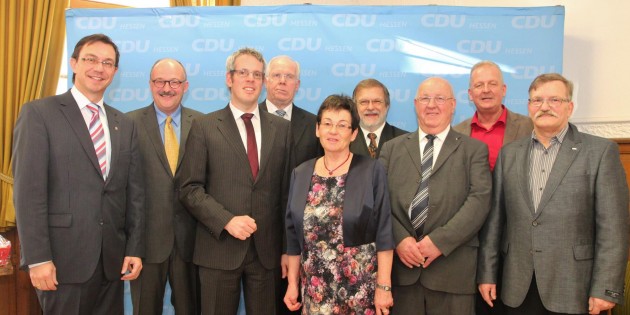 Gruppenfoto der geehrten Mitglieder (außer Steffan Karl) mit der Parteiprominenz aus Bund und Land sowie mit dem Landratskandidaten der CDU. Foto: Hannelore Nowacki