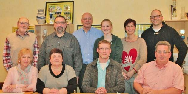An der Spitze des Kanuclubs steht der neu gewählte Ralf Gliem (2. von rechts vorne). Zweiter Vorsitzender wurde Rolf Borkenhagen, bisher Schriftführer. Neuer Schriftführer ist Thomas Ueltzhöffer. Wiedergewählt wurden Sportwartin für den Leistungssport Ulrike Gliem, Freizeitsportwart Joachim Christ, Motorbootwart Lothar Heger, die Gleichstellungsbeauftragte Monika Schaaf, der Halle- und Gerätewart Dieter Klein sowie Dieter Päbst als 1. Beisitzer. Neu im Amt ist die 2. Beisitzerin Franziska Fuchs. Thomas Sommer (hinten Mitte) hatte sein Amt als Vorsitzender zur Verfügung gestellt. Foto: Hannelore Nowacki