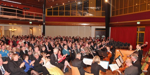 Nach dem offiziellen Programm des Neujahrsempfangs der Stadt Bürstadt mit Ansprachen, Sportlerehrung und Darbietungen des Instrumentalkreises waren alle Gäste zum geselligen Sektempfang  eingeladen. Foto: Hannelore Nowacki