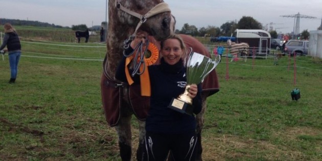 Kirsten Gräf mit Dakota Shadow und Pokal und Schleife. Foto: oh