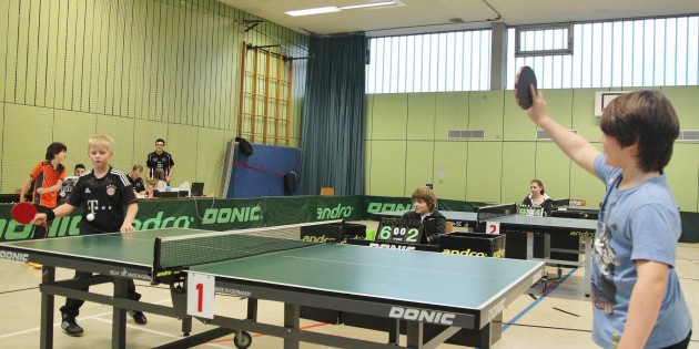 Konzentriert und mit Spielfreude waren die jungen Tischtennisspieler der Ministadtmeisterschaften bei der Sache. Teilnehmen durften nur Kinder, die noch keine Mannschaftsspieler waren. Foto: Hannelore Nowacki