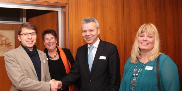 Alle Gäste wurden von Bürgermeister Gottfried Störmer mit Ehefrau Sabine und dem Ersten Stadtrat Jens Klingler mit Ehefrau Tanja mit guten Wünschen für das neue Jahr und Händeschütteln begrüßt. Foto: Hannelore Nowacki
