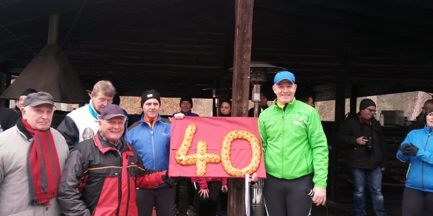 Der Startschuss zum Silvesterlauf fiel in diesem Jahr bereits zum 40. Mal. Über das Jubiläum freuen sich Fridel Köbel, Richard Schleißmann, Ernst Becker, Gunther Gebhard und Andreas Röß (v.l.). Foto: oh