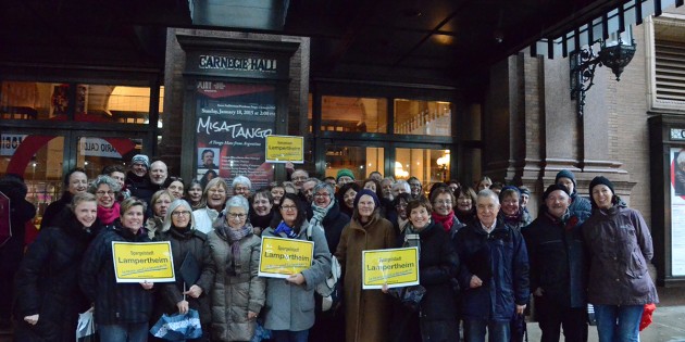 Die Dekanatskantorei Ried vor der Carnegie Hall in New York. Foto: Isabelle Schäfer