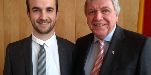 Den persönlichen Plausch mit Ministerpräsident Volker Bouffier empfand Michael Pfeifer  als einen der Höhepunkte während seines Praktikums. Foto: oh