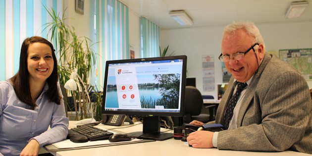 Neue Website: Bürgermeister Rainer Bersch (r.) freut sich über den neuen Internetauftritt von Groß-Rohrheim. Foto: oh