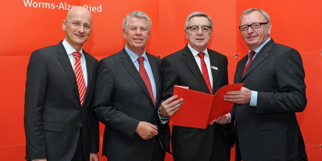 Dr. Marcus Walden, OB Michael Kissel, Wolfhard Hensel und Landrat Ernst Walter Görisch (von links). Foto: Sparkasse/B.Pakalski