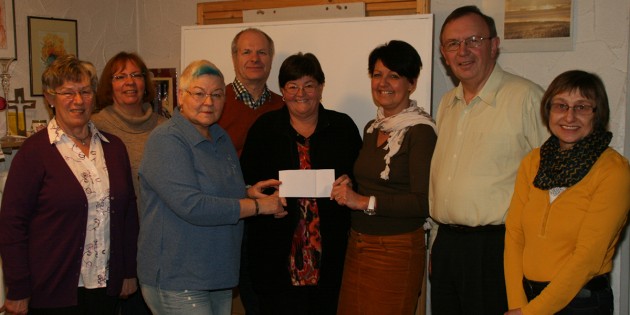 Die Hospizinitiative im Ried freute sich über die Spende aus dem Neujahrsempfang der Anwohner Ecke Peter- und Nibelungenstraße: Rita Cornelius, Monika Roeland, Karin Glanzner, Siegfried Gebhardt, Monika Kroker, Gabriele Weiss-Szpera, Wolfgang Zeißner und Heidrun Noll. Foto: Eva Wiegand