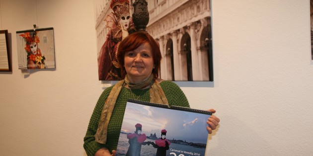 Ingeborg Gärtner-Grein hat schon viele Ausstellungen mit ihren gemalten Werken bestückt, im Rathausfoyer stellt sie zum ersten Mal aus und zeigt ihre Fotoausstellung „Carneval in Venedig". Foto: Eva Wiegand