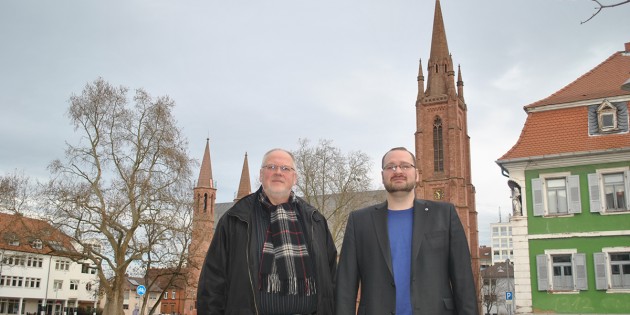 Pfarrer Adam Herbert (l.) stellte am Donnerstag Stefan Geil (r.) als neuen Pfarrer der Lukasgemeinde vor. Foto: Benjamin Kloos