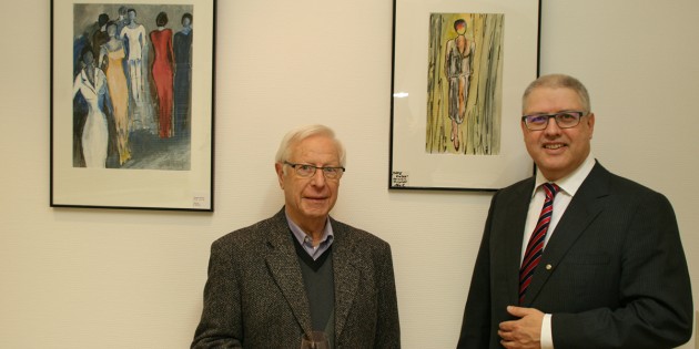 Die Bilder von Künstler Jürgen Richter (l.) sind vielfältig und können bis März in der Zahnarztpraxis von Dr. Gerhard Weitz besichtigt werden. Foto: Eva Wiegand