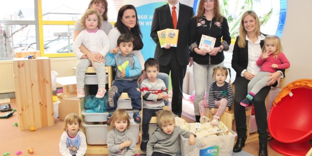 EWR-Mitarbeiterin Christina Gander (rechts) hatte eine ganze Kiste voller Taschen mit Material zum Lesestart mitgebracht, das die Eltern der Kinder zum Vorlesen und Erzählen animieren soll und so Eltern und Kindern Spaß macht. Foto: Hannelore Nowacki